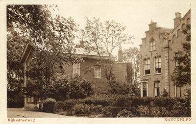 8685 Gezicht op de Straatweg ter hoogte van de Markt in de bebouwde kom van Breukelen uit het noorden.